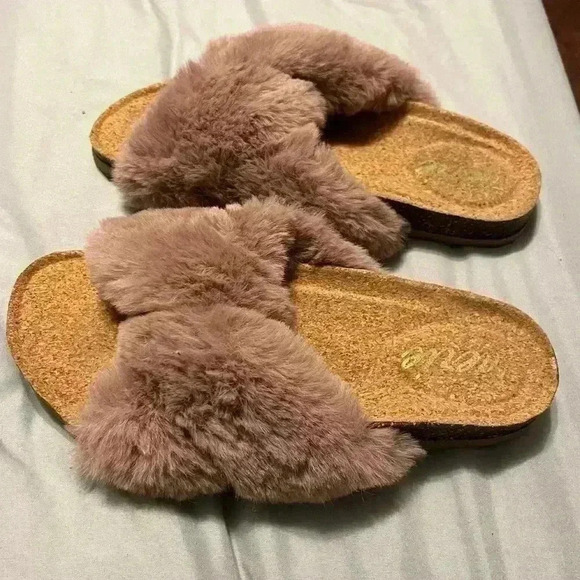 Aerie Blush Pink (Rose Blush) Fuzzy Fluffy Slide Sandals Size 7 - Picture 3 of 6